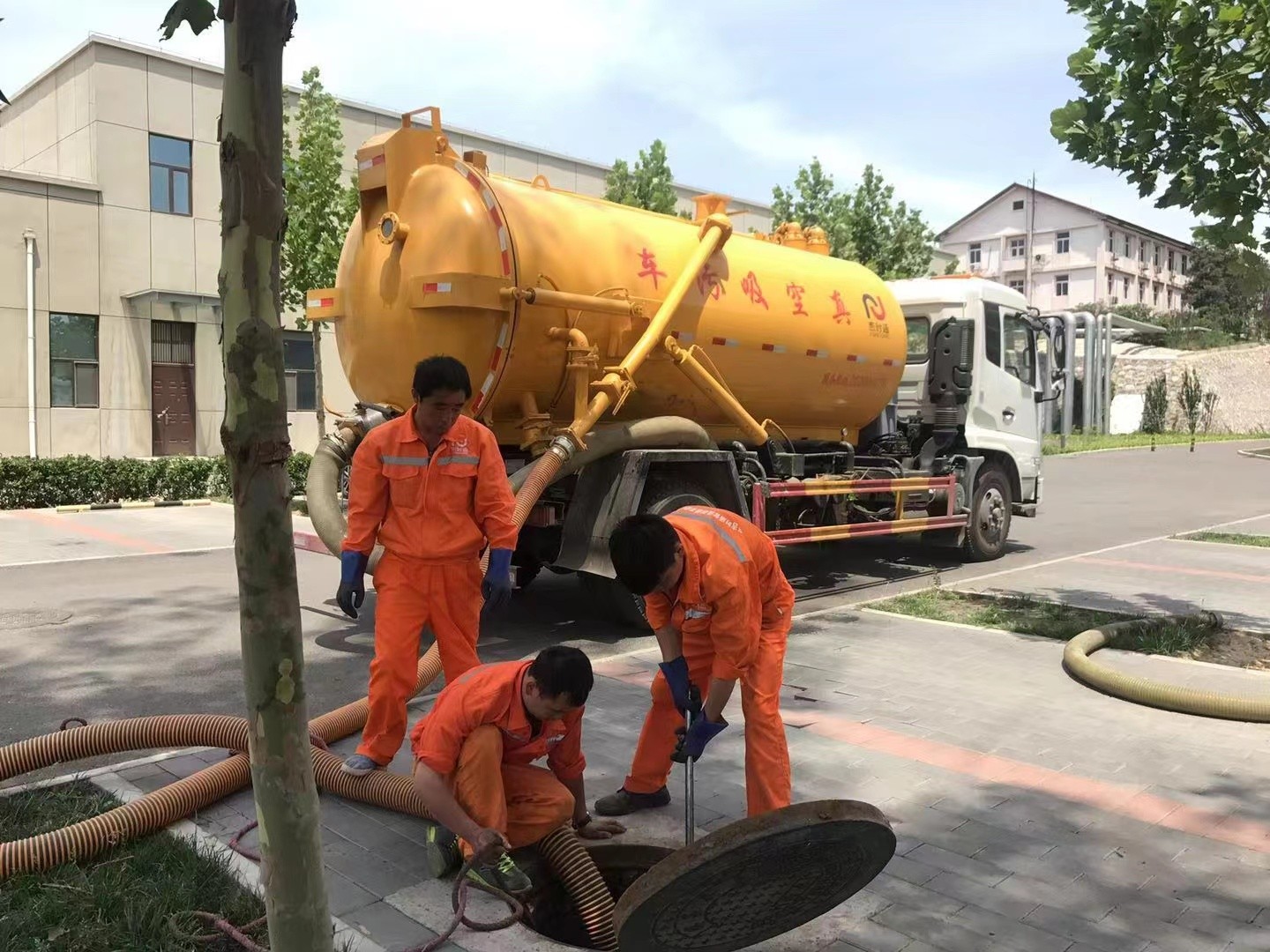 苏州化粪池清理与5-8吨吸粪车施工效率分析